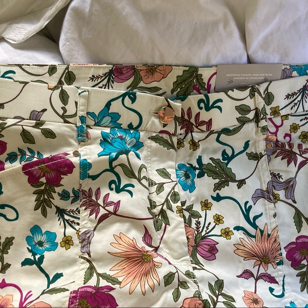 Chicos spring floral comfort waist cropped pants. NWT